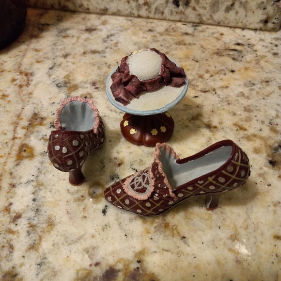 Miniature shoes and hat - Picture 2 of 4